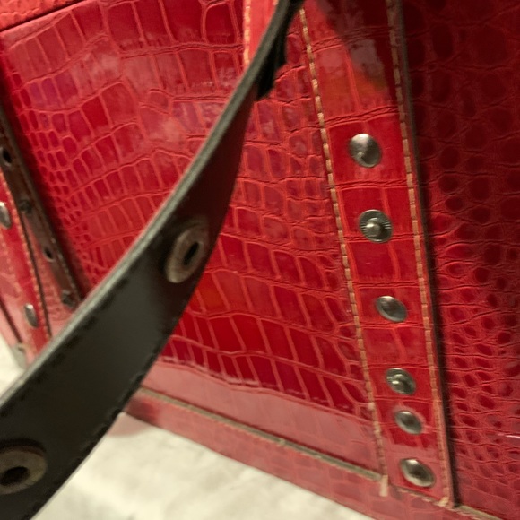 Red Hinged Chest that snaps closed - Picture 5 of 8